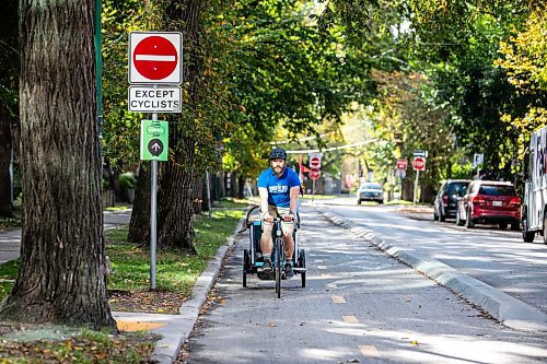 MIKAELA MACKENZIE / FREE PRESS
	
Andrew Kohan cycles in the bike lane along Assiniboine Avenue (near where a moving vehicle recently blocked the route) on Wednesday, Oct. 2, 2024. While parking in bike lanes is illegal, it isn&#x574; often ticketed.

For Malak story.
Winnipeg Free Press 2024