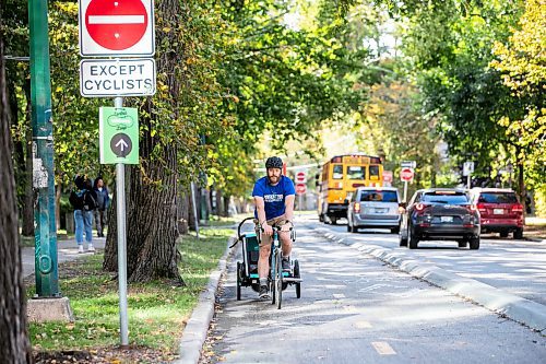 MIKAELA MACKENZIE / FREE PRESS
	
Andrew Kohan cycles in the bike lane along Assiniboine Avenue (near where a moving vehicle recently blocked the route) on Wednesday, Oct. 2, 2024. While parking in bike lanes is illegal, it isn&#x574; often ticketed.

For Malak story.
Winnipeg Free Press 2024