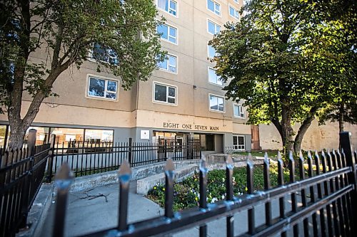 MIKAELA MACKENZIE / FREE PRESS
	
The apartment building at 817 Main Street, where police shot and killed a man, on Thursday, Oct. 3, 2024.

For Nicole story.
Winnipeg Free Press 2024