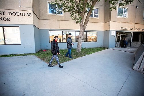 MIKAELA MACKENZIE / FREE PRESS
	
Sue Caribou and Carl Ullrich walk back into their apartment building at 817 Main Street, where police shot and killed a man, on Thursday, Oct. 3, 2024.

For Nicole story.
Winnipeg Free Press 2024