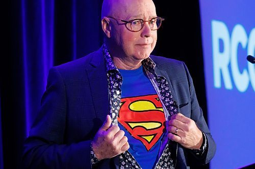 MIKE DEAL / FREE PRESS
Ray Wyant, Former Chief Justice, Provincial Court of Manitoba, shows his superman t-shirt he is wearing underneath his dress shirt as he speaks to about 400 attendees at the Retail Crime Summit that was held at the RBC Convention Centre Friday.
Reporter: Nicole Buffie
241004 - Friday, October 04, 2024.