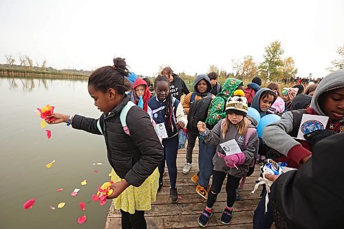 04102024
Students from &#xc9;cole New Era School take flower petals to place in the Assiniboine River in honour and remembrance of missing and murdered indigenous women and girls during the Sisters In Spirit petal ceremony at Dinsdale Park on Friday morning.  
(Tim Smith/The Brandon Sun)