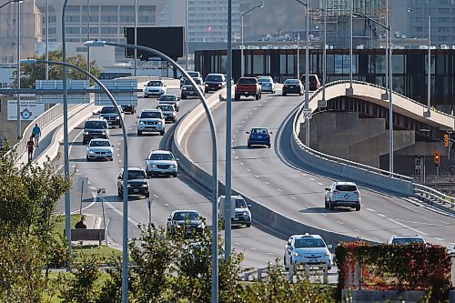 JOHN WOODS / WINNIPEG FREE PRESS

Traffic on Disraeli Freeway Monday, Sept 20, 2016. MPI is seeking an additional 2% increase in rates on top of the 2% requested in June.