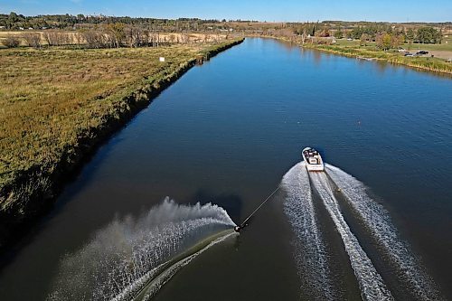 07102024
Daryl Makinson with the Brandon Waterski Club slalom skis on the Assiniboine River in Brandon on a warm and sunny Monday evening. 
(Tim Smith/The Brandon Sun)