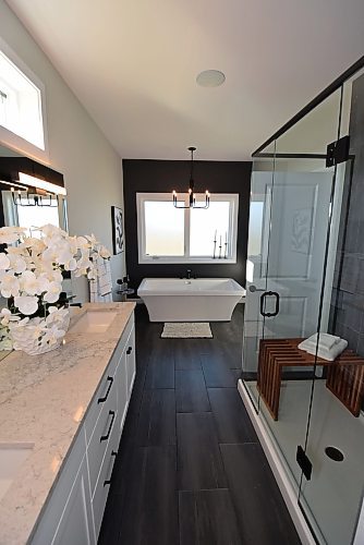 Todd Lewys / Free Press
A free-standing soaker tub is the elegant ensuite&#x2019;s main attraction.