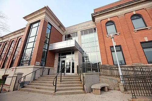 The front doors of the Brandon courthouse on 11th Street. (Matt Goerzen/The Brandon Sun)