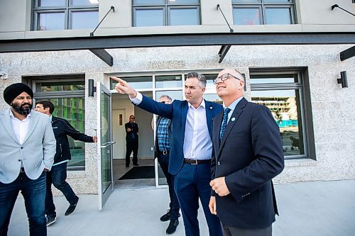 MIKAELA MACKENZIE / FREE PRESS
	
Councillor Evan Duncan (left) and mayor Scott Gillingham take a look at construction at the new Oakdale Seniors Residence opening on Wednesday, Oct. 9, 2024.

For Joyanne story.
Winnipeg Free Press 2024