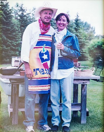 MIKAELA MACKENZIE / FREE PRESS
	
Linda Kisil and her partner, Murray Chimilar, at a themed cookout.

For Josh passages story.
Winnipeg Free Press 2024