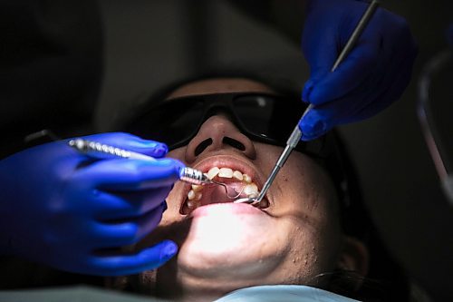 MIKAELA MACKENZIE / FREE PRESS
	
Dentist Carolyn Roberston demonstrates her craft on administrator Mameet Kaur at Harte Dental on Thursday, Oct. 10, 2024.

For AV story.
Winnipeg Free Press 2024