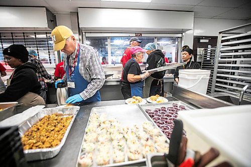 MIKAELA MACKENZIE / FREE PRESS
	
Volunteers serve up a Thanksgiving meal at Siloam Mission on Friday, Oct. 11, 2024.

Winnipeg Free Press 2024