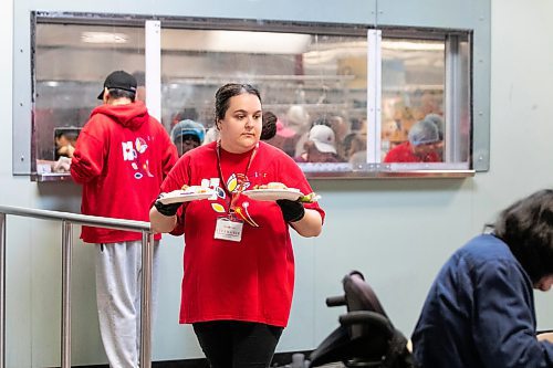 MIKAELA MACKENZIE / FREE PRESS
	
Volunteer Stephanie Kolody serves up a Thanksgiving meal at Siloam Mission on Friday, Oct. 11, 2024.

Winnipeg Free Press 2024