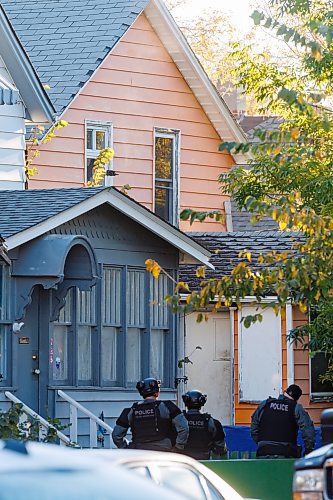 MIKE DEAL / FREE PRESS
Winnipeg Police Service tactical unit along with the armoured truck, drone operators and K9 units surround a house at 781 Flora Avenue to serve a search warrant early Friday morning. An ambulance and two Animal Services vans were on the scene as well.
241011 - Friday, October 11, 2024.