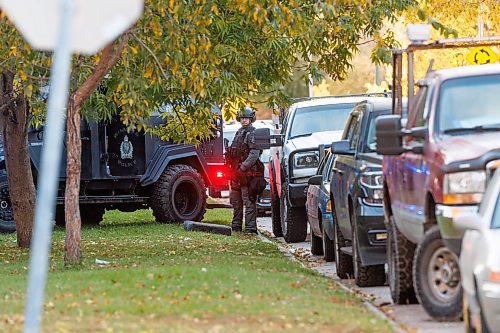 MIKE DEAL / FREE PRESS
Winnipeg Police Service tactical unit along with the armoured truck, drone operators and K9 units surround a house at 781 Flora Avenue to serve a search warrant early Friday morning. An ambulance and two Animal Services vans were on the scene as well.
241011 - Friday, October 11, 2024.