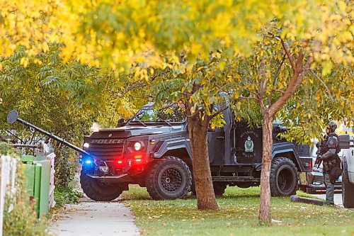 MIKE DEAL / FREE PRESS
Winnipeg Police Service tactical unit along with the armoured truck, drone operators and K9 units surround a house at 781 Flora Avenue to serve a search warrant early Friday morning. An ambulance and two Animal Services vans were on the scene as well.
241011 - Friday, October 11, 2024.