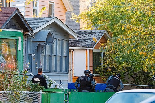 MIKE DEAL / FREE PRESS
Winnipeg Police Service tactical unit along with the armoured truck, drone operators and K9 units surround a house at 781 Flora Avenue to serve a search warrant early Friday morning. An ambulance and two Animal Services vans were on the scene as well.
241011 - Friday, October 11, 2024.