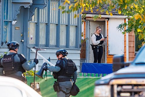 MIKE DEAL / FREE PRESS
Winnipeg Police Service tactical unit along with the armoured truck, drone operators and K9 units surround a house at 781 Flora Avenue to serve a search warrant early Friday morning. An ambulance and two Animal Services vans were on the scene as well.
241011 - Friday, October 11, 2024.