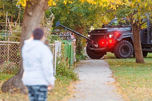 MIKE DEAL / FREE PRESS
Winnipeg Police Service tactical unit along with the armoured truck, drone operators and K9 units surround a house at 781 Flora Avenue to serve a search warrant early Friday morning. An ambulance and two Animal Services vans were on the scene as well.
241011 - Friday, October 11, 2024.