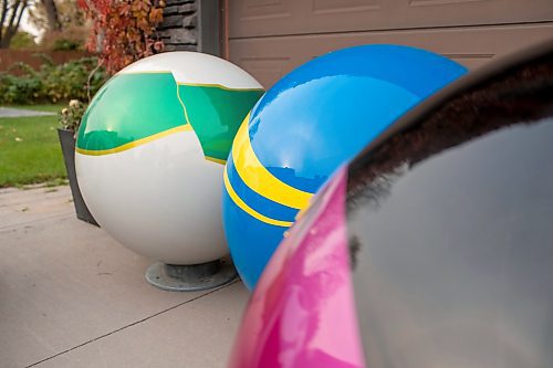 BROOK JONES/FREE PRESS
Giant fibreglass marbles are pictured sitting in the driveway of Erica Swendrowski in Winnipeg, Man., Thursday, Oct. 10, 2024. The local artist and landscape dsesigner is refurbishing the marbles she created as a public art piece dubbed Marbles at Mayfair which is a City of Winnipeg public art collection.