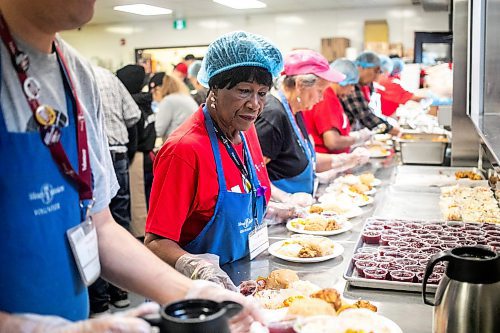 MIKAELA MACKENZIE / FREE PRESS
	
Volunteer Daphne Gilbert serves up a Thanksgiving meal at Siloam Mission on Friday, Oct. 11, 2024.

Winnipeg Free Press 2024