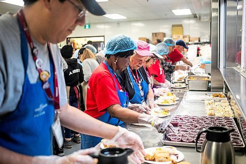 MIKAELA MACKENZIE / FREE PRESS
	
Volunteer Daphne Gilbert serves up a Thanksgiving meal at Siloam Mission on Friday, Oct. 11, 2024.

Winnipeg Free Press 2024