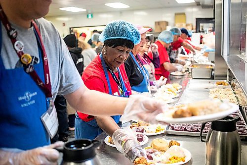 MIKAELA MACKENZIE / FREE PRESS
	
Volunteer Daphne Gilbert serves up a Thanksgiving meal at Siloam Mission on Friday, Oct. 11, 2024.

Winnipeg Free Press 2024