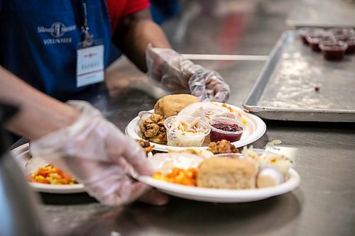 MIKAELA MACKENZIE / FREE PRESS
	
Volunteers serve up a Thanksgiving meal at Siloam Mission on Friday, Oct. 11, 2024.

Winnipeg Free Press 2024