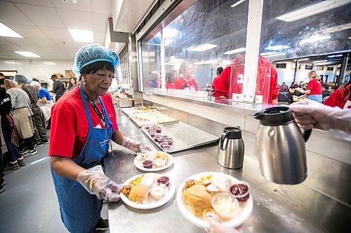 MIKAELA MACKENZIE / FREE PRESS
	
Volunteer Daphne Gilbert serves up a Thanksgiving meal at Siloam Mission on Friday, Oct. 11, 2024.

Winnipeg Free Press 2024