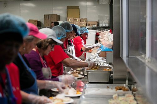 MIKAELA MACKENZIE / FREE PRESS
	
Volunteers serve up a Thanksgiving meal at Siloam Mission on Friday, Oct. 11, 2024.

Winnipeg Free Press 2024