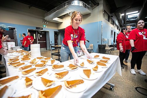 MIKAELA MACKENZIE / FREE PRESS
	
Volunteer Kristin Kennedy serves up pumpkin pie at a Thanksgiving meal at Siloam Mission on Friday, Oct. 11, 2024.

Winnipeg Free Press 2024