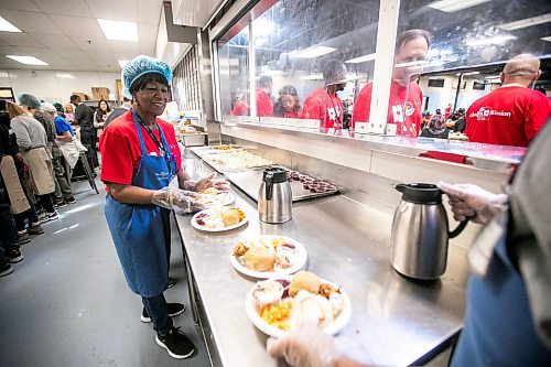 MIKAELA MACKENZIE / FREE PRESS
	
Volunteer Daphne Gilbert serves up a Thanksgiving meal at Siloam Mission on Friday, Oct. 11, 2024.

Winnipeg Free Press 2024