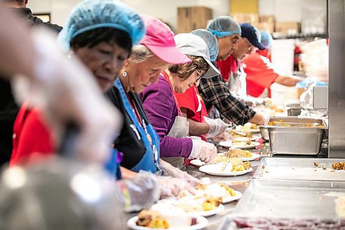 MIKAELA MACKENZIE / FREE PRESS
	
Volunteers serve up a Thanksgiving meal at Siloam Mission on Friday, Oct. 11, 2024.

Winnipeg Free Press 2024