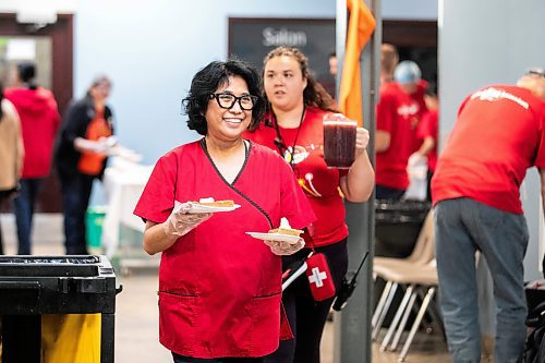 MIKAELA MACKENZIE / FREE PRESS
	
Volunteer Beverly Porcalla serves up a Thanksgiving meal at Siloam Mission on Friday, Oct. 11, 2024.

Winnipeg Free Press 2024