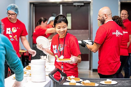 MIKAELA MACKENZIE / FREE PRESS
	
Volunteer Suehismita Roy serves up pie at a Thanksgiving meal at Siloam Mission on Friday, Oct. 11, 2024.

Winnipeg Free Press 2024