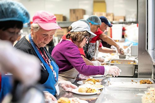 MIKAELA MACKENZIE / FREE PRESS
	
Volunteers serve up a Thanksgiving meal at Siloam Mission on Friday, Oct. 11, 2024.

Winnipeg Free Press 2024