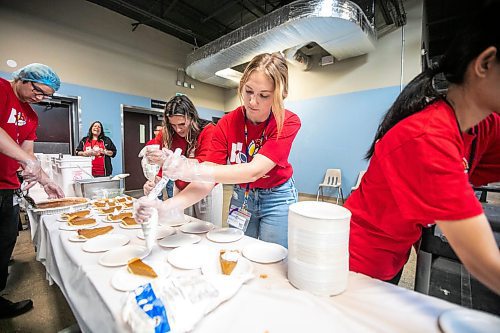 MIKAELA MACKENZIE / FREE PRESS
	
Volunteer Kristin Kennedy serves up pumpkin pie at a Thanksgiving meal at Siloam Mission on Friday, Oct. 11, 2024.

Winnipeg Free Press 2024