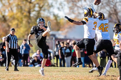 MIKAELA MACKENZIE / FREE PRESS
	
The Dakota Lancers play the Elmwood Giants at Elmwood High School on Friday, Oct. 11, 2024.

For sports story.
Winnipeg Free Press 2024