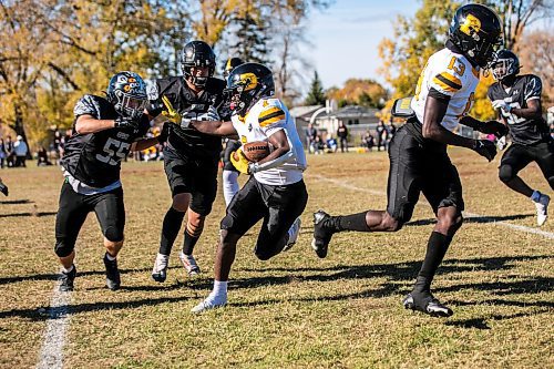 MIKAELA MACKENZIE / FREE PRESS
	
Dakota Lancer Seif Nasser (7) runs with the ball during a game against the Elmwood Giants at Elmwood High School on Friday, Oct. 11, 2024.

For sports story.
Winnipeg Free Press 2024