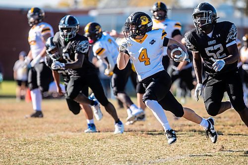 MIKAELA MACKENZIE / FREE PRESS
	
Dakota Lancer Elijah Barrett (4) runs with the ball during a game against the Elmwood Giants at Elmwood High School on Friday, Oct. 11, 2024.

For sports story.
Winnipeg Free Press 2024