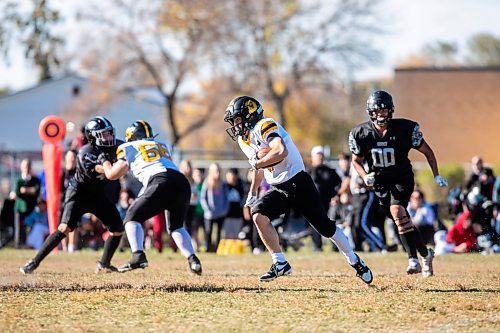 MIKAELA MACKENZIE / FREE PRESS
	
Dakota Lancer Elijah Barrett (4) runs with the ball during a game against the Elmwood Giants at Elmwood High School on Friday, Oct. 11, 2024.

For sports story.
Winnipeg Free Press 2024