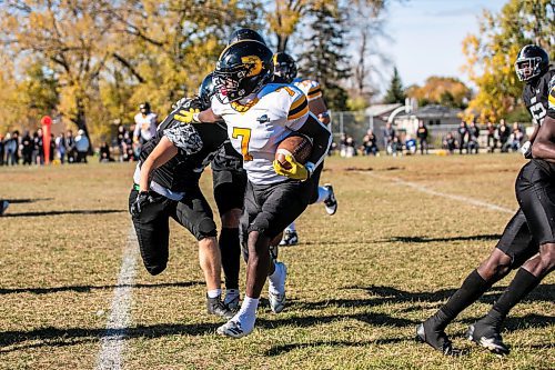 MIKAELA MACKENZIE / FREE PRESS
	
Dakota Lancer Seif Nasser (7) runs with the ball during a game against the Elmwood Giants at Elmwood High School on Friday, Oct. 11, 2024.

For sports story.
Winnipeg Free Press 2024