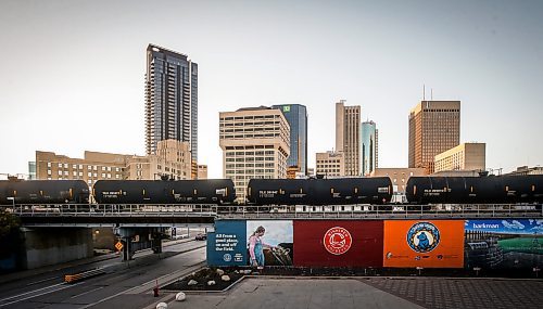 JOHN WOODS / FREE PRESS
A train passes downtown Winnipeg Monday, October 14, 2024. 

Reporter: ?