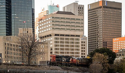 JOHN WOODS / FREE PRESS
A train passes downtown Winnipeg Monday, October 14, 2024. 

Reporter: ?