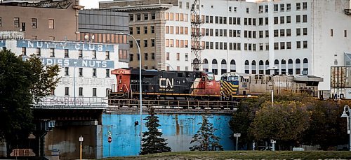 JOHN WOODS / FREE PRESS
A train passes downtown Winnipeg Monday, October 14, 2024. 

Reporter: ?