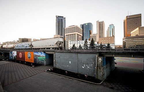 JOHN WOODS / FREE PRESS
A train passes downtown Winnipeg Monday, October 14, 2024. 

Reporter: ?