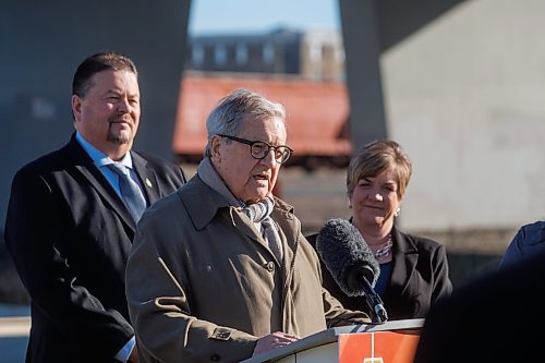 MIKE DEAL / FREE PRESS
Premier Wab Kinew announces that his government has selected selecting Lloyd Axworthy as study lead to determine the feasibility of relocating Winnipeg&#x2019;s rail lines, during a press conference at the edge of the Canadian Pacific Railway rail yards, Tuesday morning.
Reporter: Chris Kitching
241015 - Tuesday, October 15, 2024.