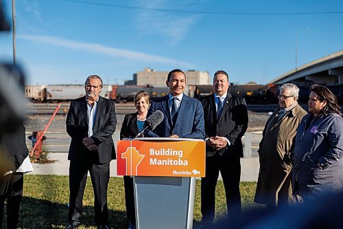 MIKE DEAL / FREE PRESS
Premier Wab Kinew announces that his government has selected selecting Lloyd Axworthy as study lead to determine the feasibility of relocating Winnipeg&#x2019;s rail lines, during a press conference at the edge of the Canadian Pacific Railway rail yards, Tuesday morning.
Reporter: Chris Kitching
241015 - Tuesday, October 15, 2024.