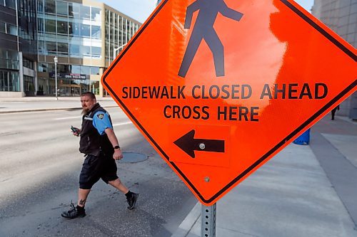 MIKE DEAL / FREE PRESS
Some signs and street cones are being staged, not quite set up, around northbound Main Street just south of Portage Avenue, Tuesday over the noon hour.
241016 - Wednesday, October 16, 2024.