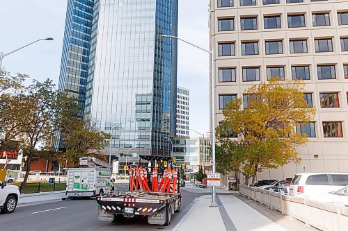 MIKE DEAL / FREE PRESS
Some signs and street cones are being staged, not quite set up, around northbound Main Street just south of Portage Avenue, Tuesday over the noon hour.
241016 - Wednesday, October 16, 2024.