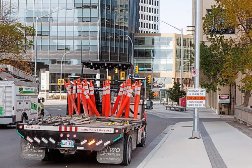 MIKE DEAL / FREE PRESS
Some signs and street cones are being staged, not quite set up, around northbound Main Street just south of Portage Avenue, Tuesday over the noon hour.
241016 - Wednesday, October 16, 2024.