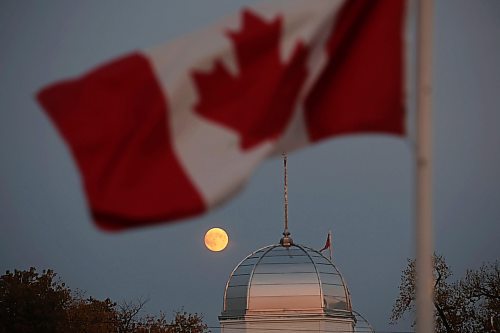 15102024
An almost full moon rises in the east framed by the Dome Building and a Canadian flag at the Keystone Centre on Wednesday evening. 
(Tim Smith/The Brandon Sun) 